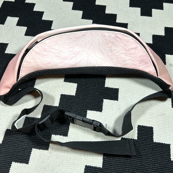 Funny, hairy beer belly, Fanny pack!! - Picture 7 of 9